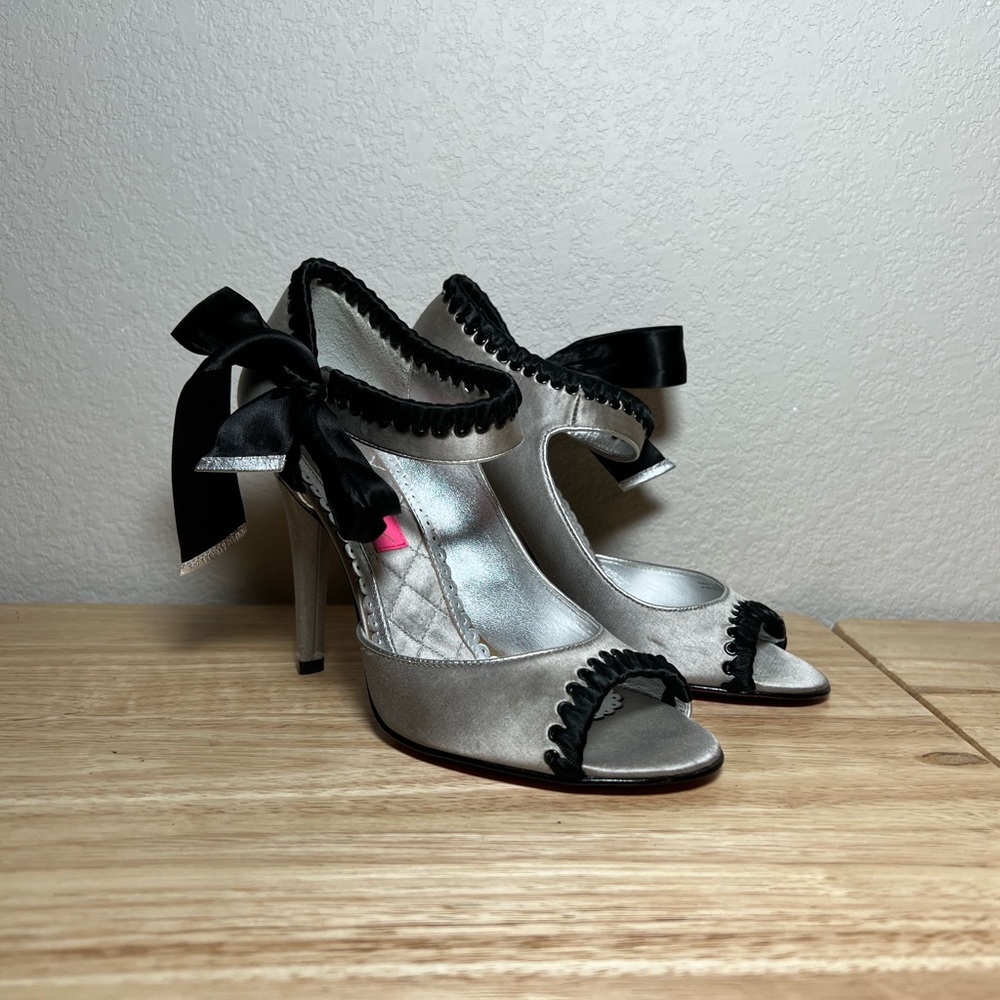 Betsey Johnson silver satin & black ribbon tie heels Sz 6